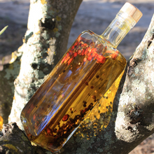 Load image into Gallery viewer, Aceite de Oliva con Guindilla, Ajo y Pimientas - 500ml