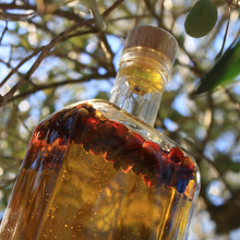 Load image into Gallery viewer, Aceite de Oliva con Guindilla, Ajo y Pimientas - 500ml